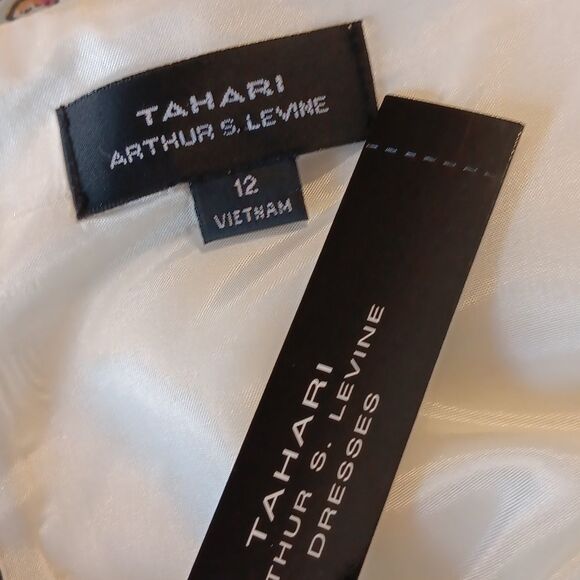 NWT. Tahari ASL Black and White Scalloped Dress. - Picture 12 of 14